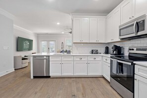 Frigorífico, microondas, horno y placa de cocina