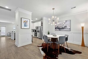 Dining - Lowcountry Lux / 5 min to Beach / 7 min to Dtwn (Mount Pleasant)