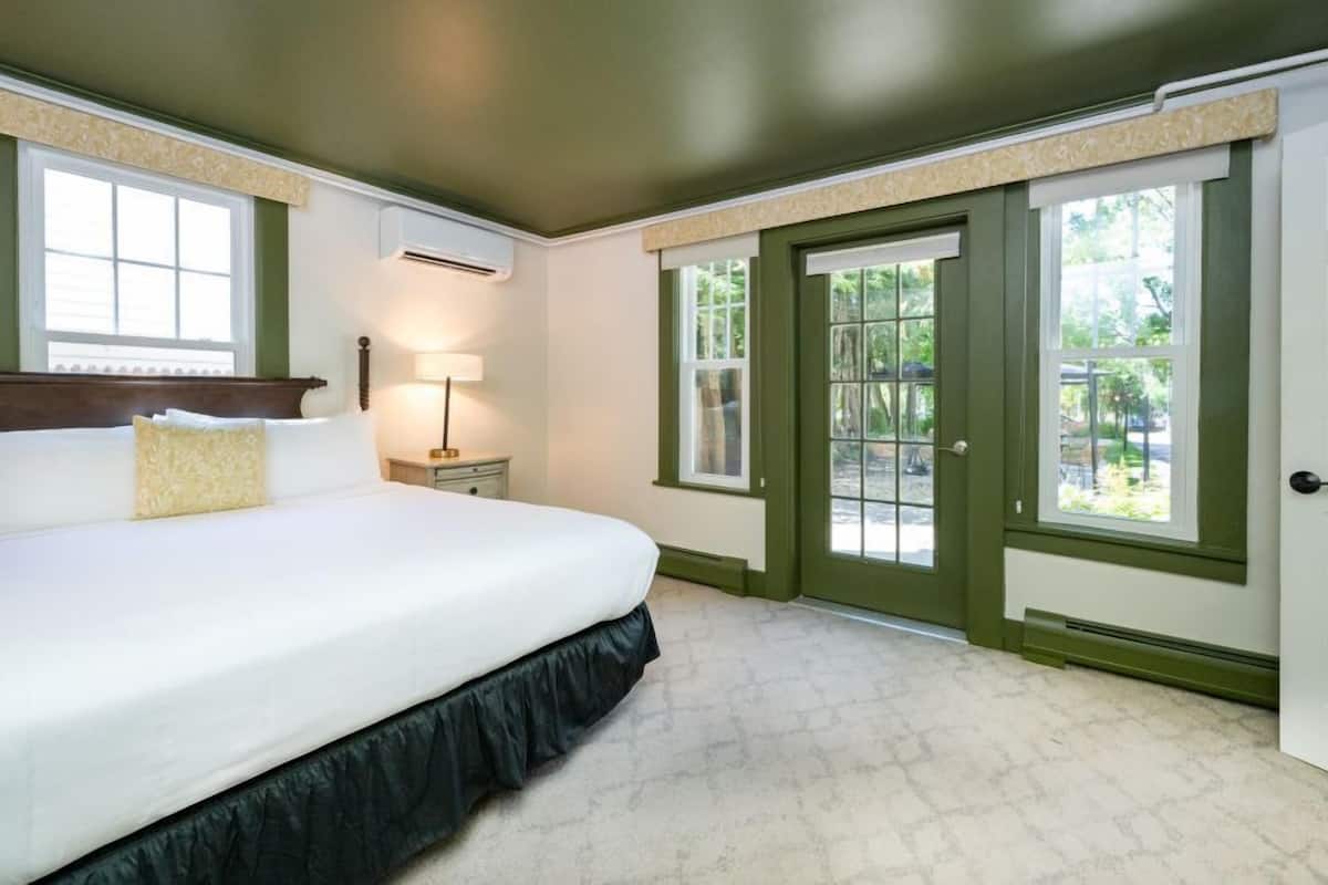 Standard Room, 1 King Bed, Mobility Accessible | Egyptian cotton sheets, premium bedding, WiFi (free), bed sheets
