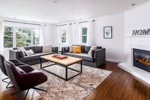 Téléviseur connecté, foyer, jeux vidéo, lecteur de DVD