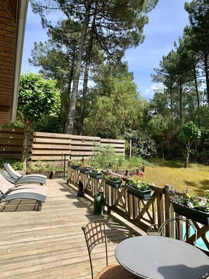 Outdoor dining - SPACIOUS VILLA 10 PEOPLE WITH HEATED SWIMMING POOL , WIFI, BIKES (moliets et mâa)