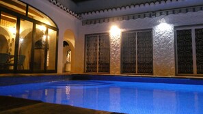 Lämmitetty uima-allas