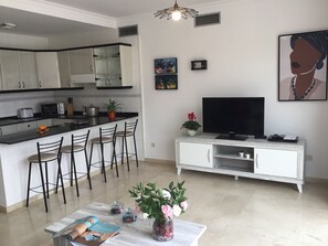 Chaise haute, tables Ă manger