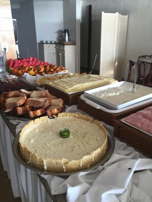 Café da manhã com buffet grátis todos os dias