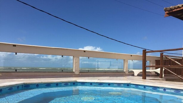 Piscine extérieure, accès possible de 8 h à 22 h, parasols