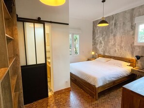 4 bedrooms, desk, iron/ironing board, free WiFi