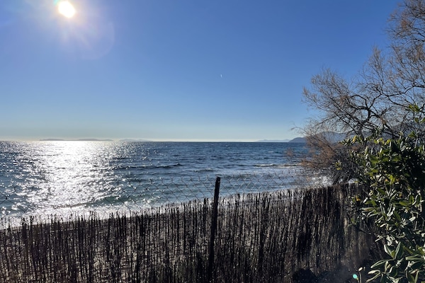 Accès direct à la plage depuis le jardin