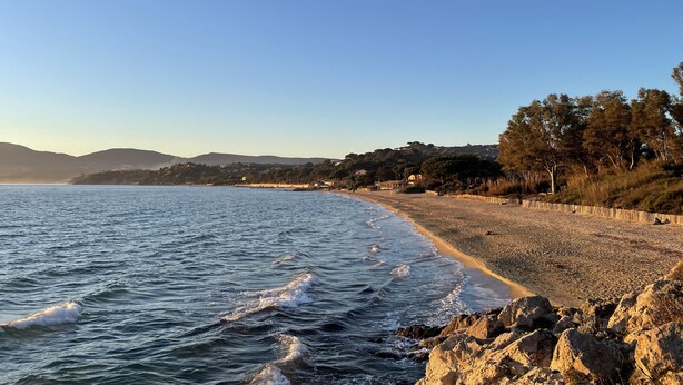 A beach with a rocky foreground, a sandy shore, and a clear sky. - Villa for 8 people on the Gigaro beach (La Croix-Valmer)