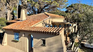 A traditional Mediterranean-style building with terracotta tiled roofs, a stucco exterior, and a small window with a balcony. - Villa for 8 people on the Gigaro beach (La Croix-Valmer)