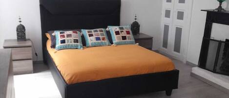 1 chambre, fer et planche Ă repasser