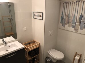 Dusche, Haartrockner, Handtücher, Toilettenpapier