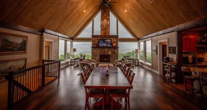 Luxury Lodge with Ride-In-Ride-Out Location - WiFi - Sweeping Mountain Views
