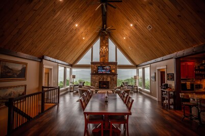 Luxury Lodge with Ride-In-Ride-Out Location - WiFi - Sweeping Mountain Views