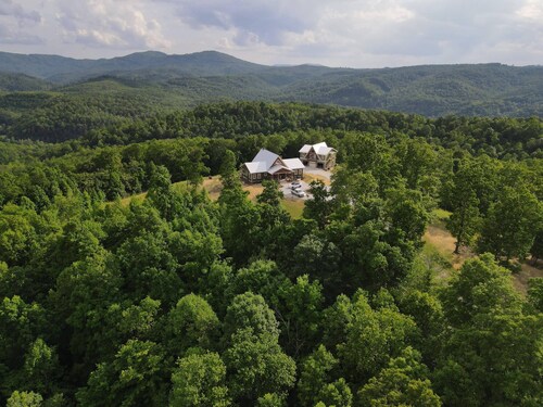 Luxury Lodge with Ride-In-Ride-Out Location - WiFi - Sweeping Mountain Views