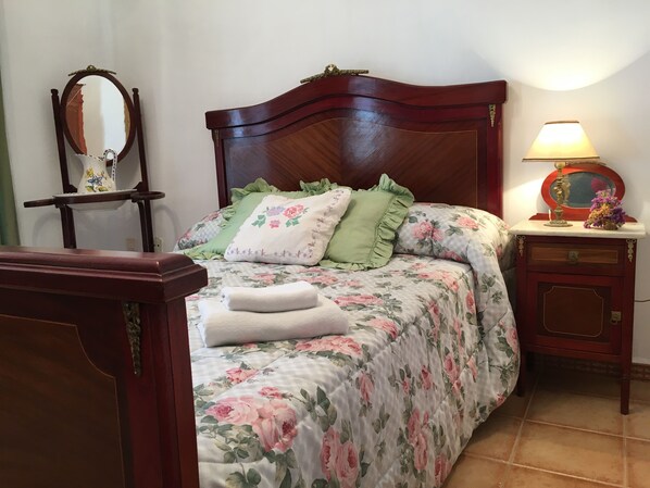 5 bedrooms, iron/ironing board, bed sheets