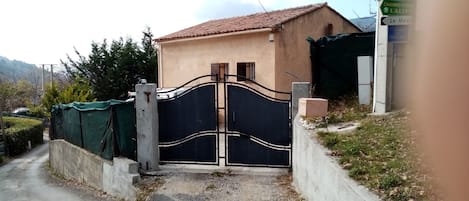 المنطقة المحيطة بالمنشأة