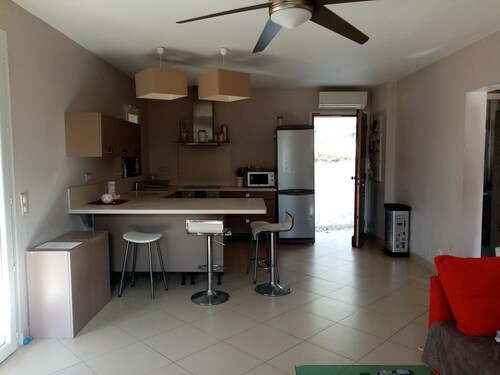 Villa de 70 m2 avec terrasse et jardin à 30 km du port de Nice. sentier de rand