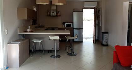 Villa de 70 m2 avec terrasse et jardin Ă 30 km du port de Nice. sentier de rand