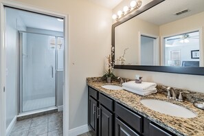 Hair dryer, towels - Beautiful 4 bedroom  luxury townhome in Championsgate 8219 RB (Davenport)