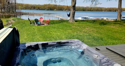 5-Bedroom All-Sports Lake Retreat: Hot Tub, Wi-Fi, Fire Pit, Kayaks