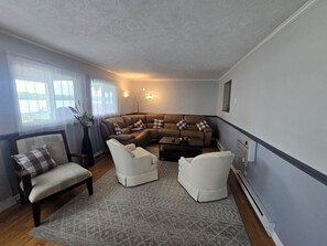 Smart TV, caminetto, videogiochi, tavolo da ping pong