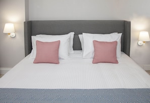 5 bedrooms, iron/ironing board, WiFi, bed sheets