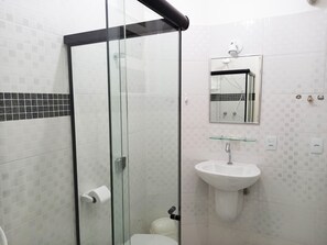 Apartamento de diseño | Baño | Ducha y toallas
