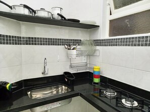 Apartamento design | Cozinha privada | Cooktop, talheres/pratos/utensílios de cozinha