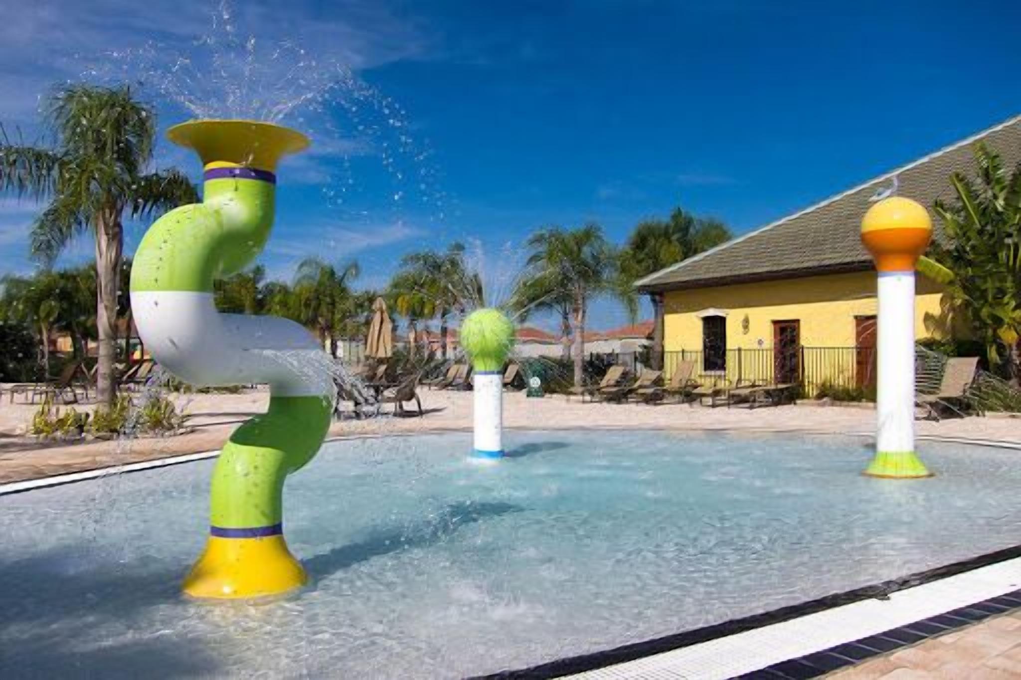 Ein Wasserspiel mit spiralförmigem Design, einem Pool und Palmen im Hintergrund.