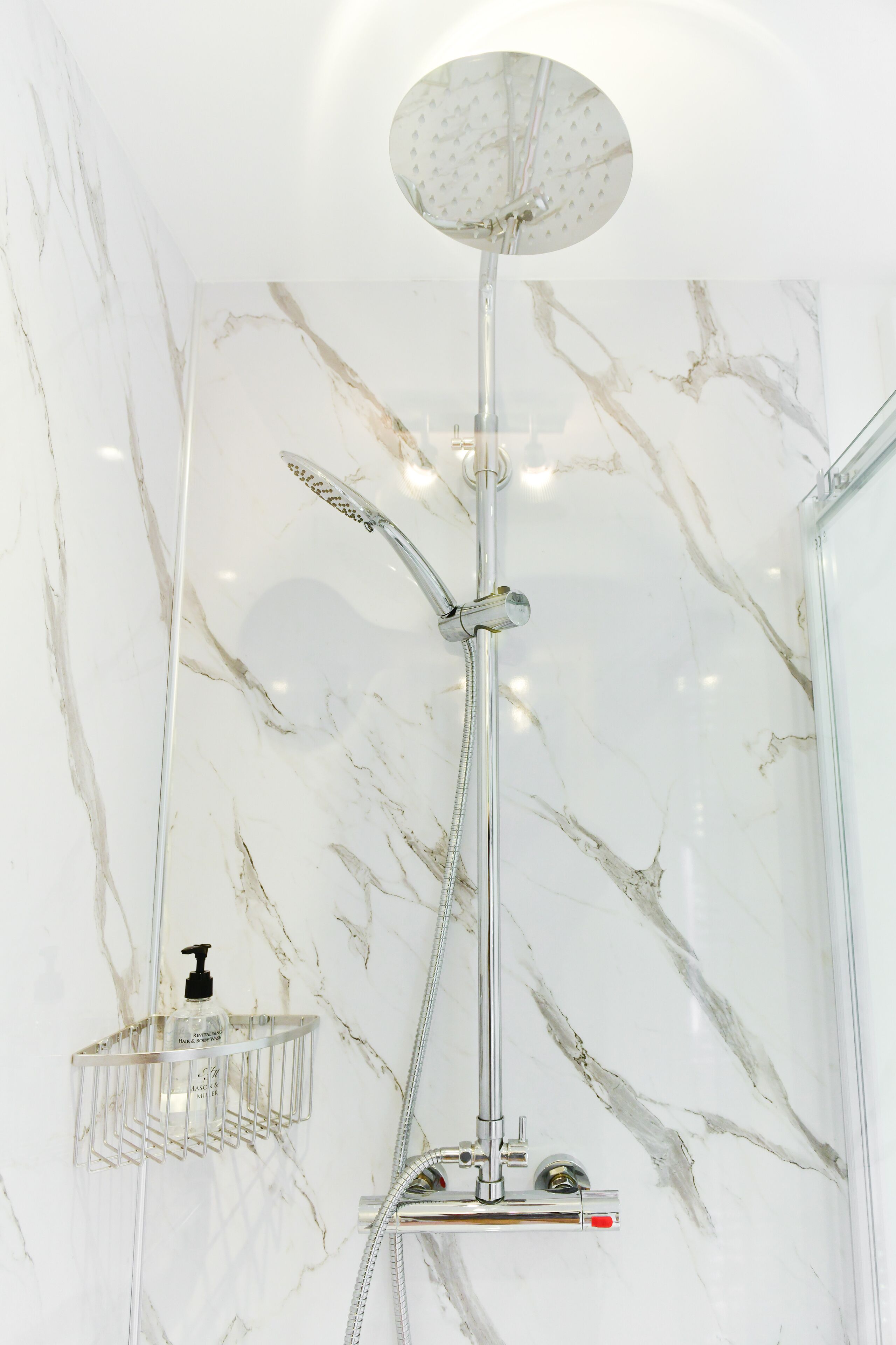 Deluxe House | Bathroom shower
