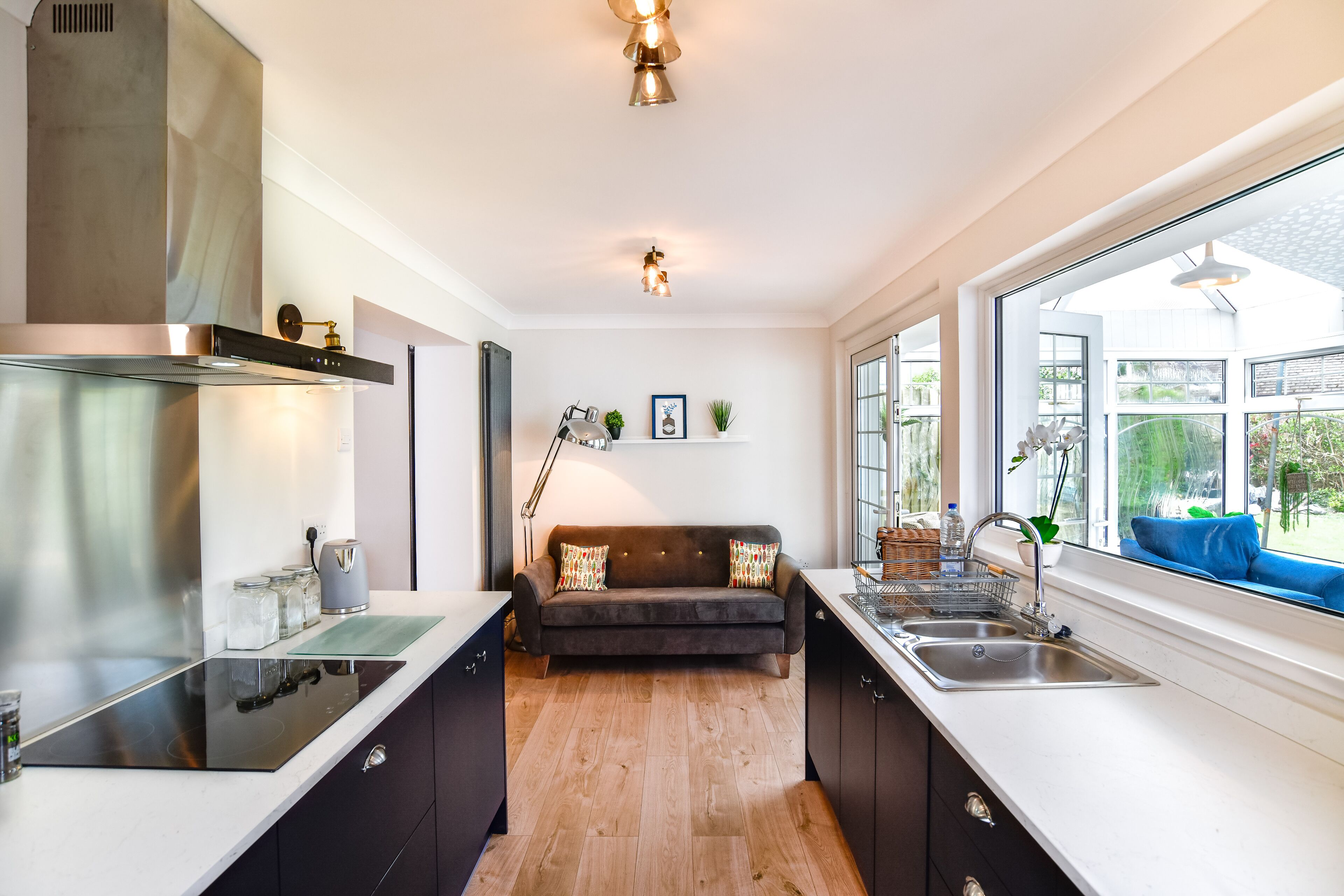 Refrigerador con freezer, horno, placa de cocina, tetera/pava eléctrica