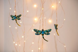 Dekorative Lichterketten und ein blaues Libellen-Ornament.