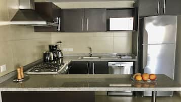 Departamento junior, 2 habitaciones | Cocina privada | Refrigerador, microondas, horno y parrilla de estufa