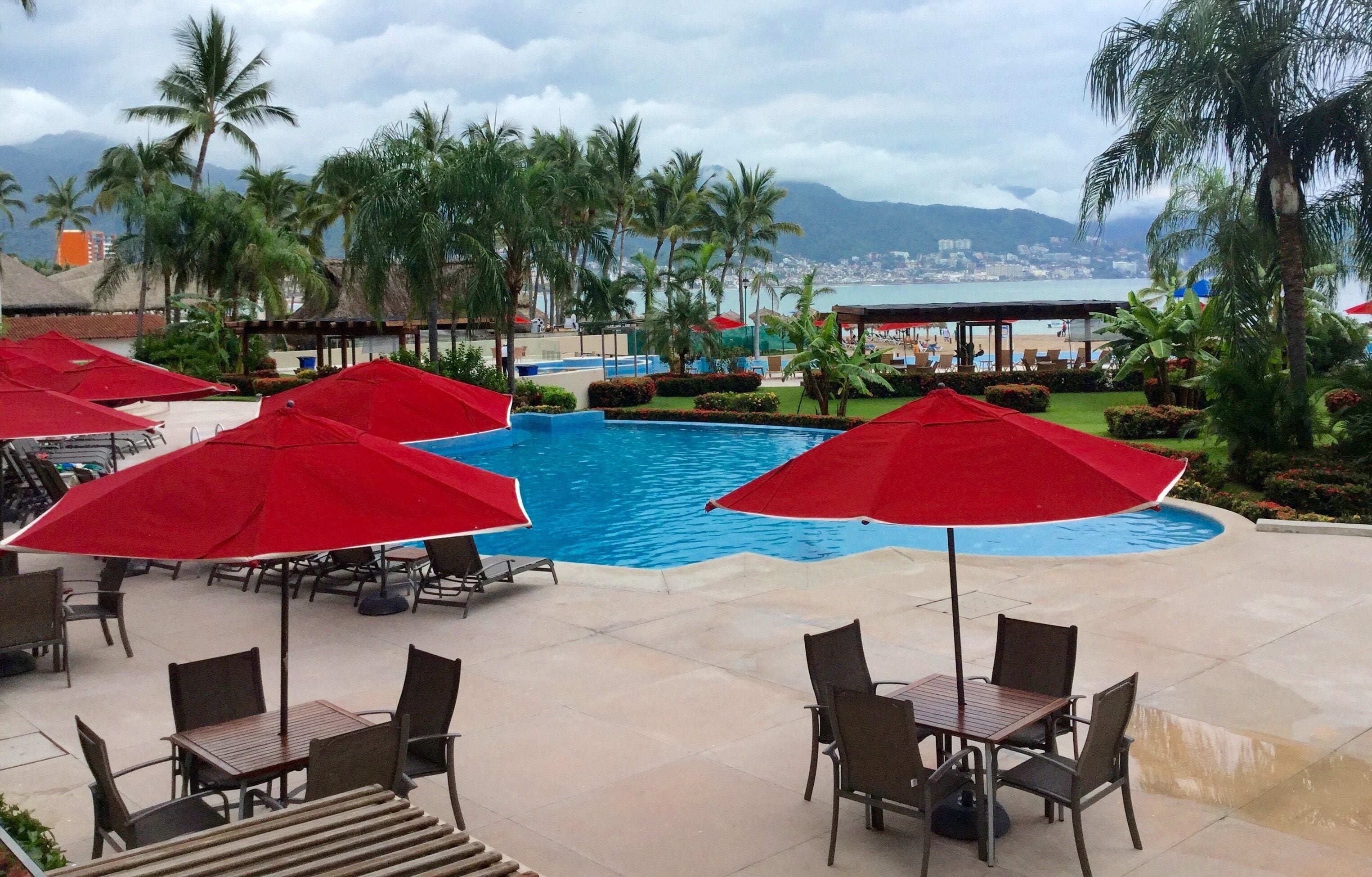 5 albercas al aire libre, sombrillas en la alberca y camastros 