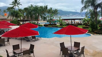 5 albercas al aire libre, sombrillas en la alberca y camastros