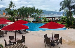 5 piscines extérieures, parasols de plage, chaises longues