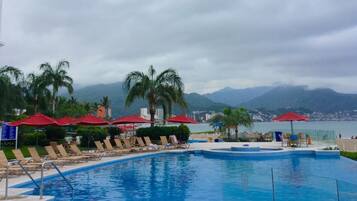 5 albercas al aire libre, sombrillas en la alberca y camastros