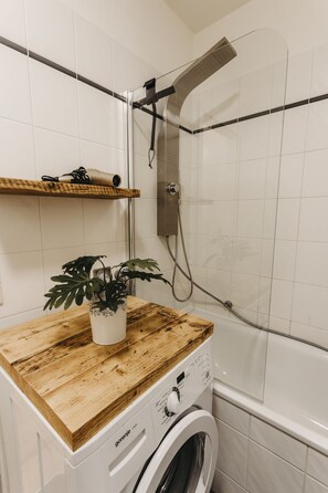 Combinazione doccia/vasca, asciugacapelli, asciugamani, sapone