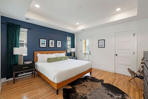 Escritorio, tabla de planchar con plancha, wifi y ropa de cama 