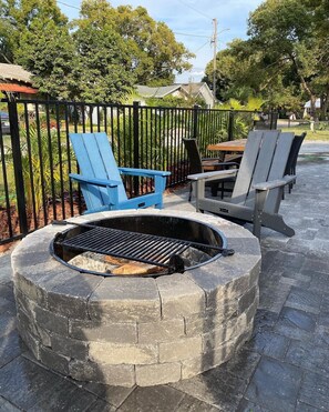 Outdoor dining - Casablanca Retreat Hot Tub, Bikes & Chill Vibes in The Heights (Tampa)