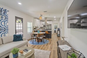 Smart TV, offices - Casablanca Retreat Hot Tub, Bikes & Chill Vibes in The Heights (Tampa)