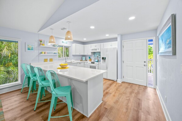 Réfrigérateur, four à micro-ondes, un four, surface de cuisson