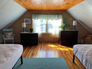 2 bedrooms, WiFi - Central Matunuck Bungalow (South Kingstown)