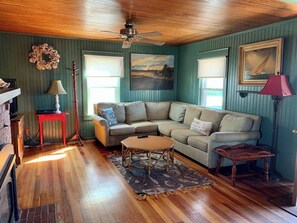 TV - Central Matunuck Bungalow (South Kingstown)