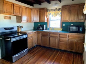 Fridge, microwave, oven, stovetop - Central Matunuck Bungalow (South Kingstown)