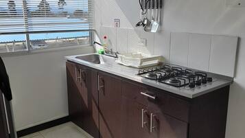 Refrigerador, microondas, cafetera y tetera y tostadora