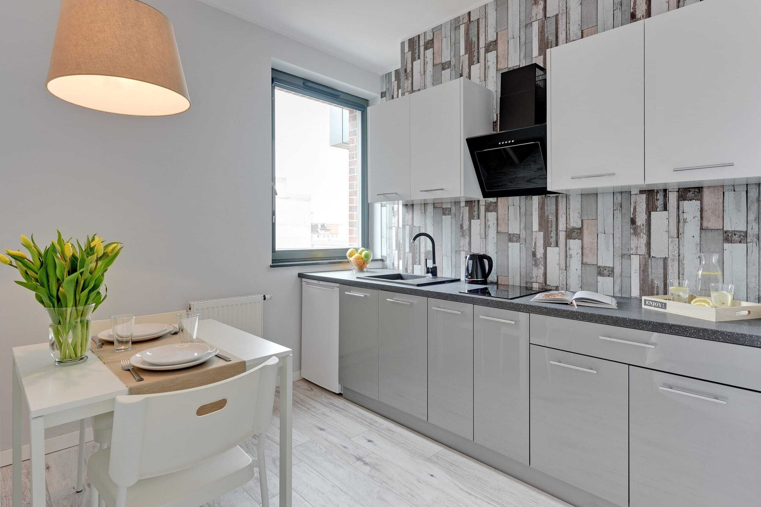 Réfrigérateur, micro-ondes, plaque de cuisson, cafetière/bouilloire