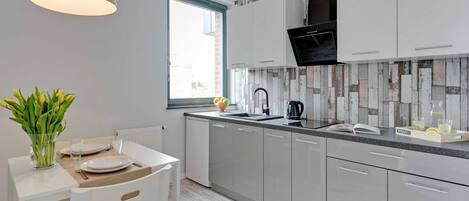 Kühlschrank, Mikrowelle, Herdplatte, Wasserkocher mit Kaffee-/Teezubehör