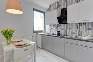 Fridge, microwave, stovetop, coffee/tea maker - Browar Gdański | Stylish Economy Studio | Parking (Gdansk)