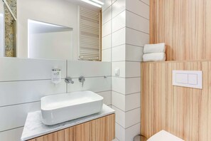 Een douche, een haardroger, handdoeken, shampoo